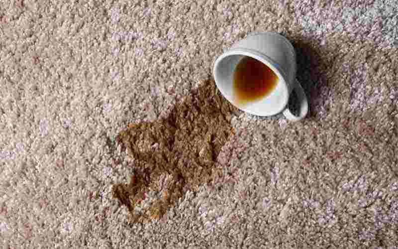 اگر چایی روی فرش بریزد چگونه تمیز کنیم؟